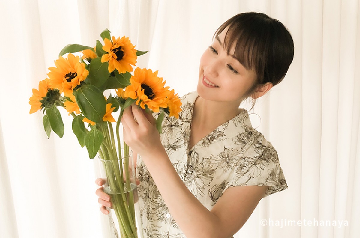 佐々木希、花は「見ているだけで元気をもらえる」 “花初心者”に飾る楽しさを紹介