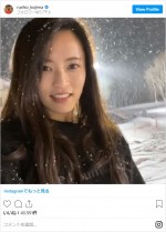 雪原に佇む小島瑠璃子　※「小島瑠璃子」インスタグラム