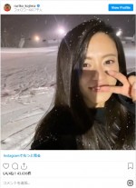 雪原に佇む小島瑠璃子　※「小島瑠璃子」インスタグラム