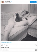 仲里依紗、愛猫と“うたた寝”　※「仲里依紗」インスタグラム