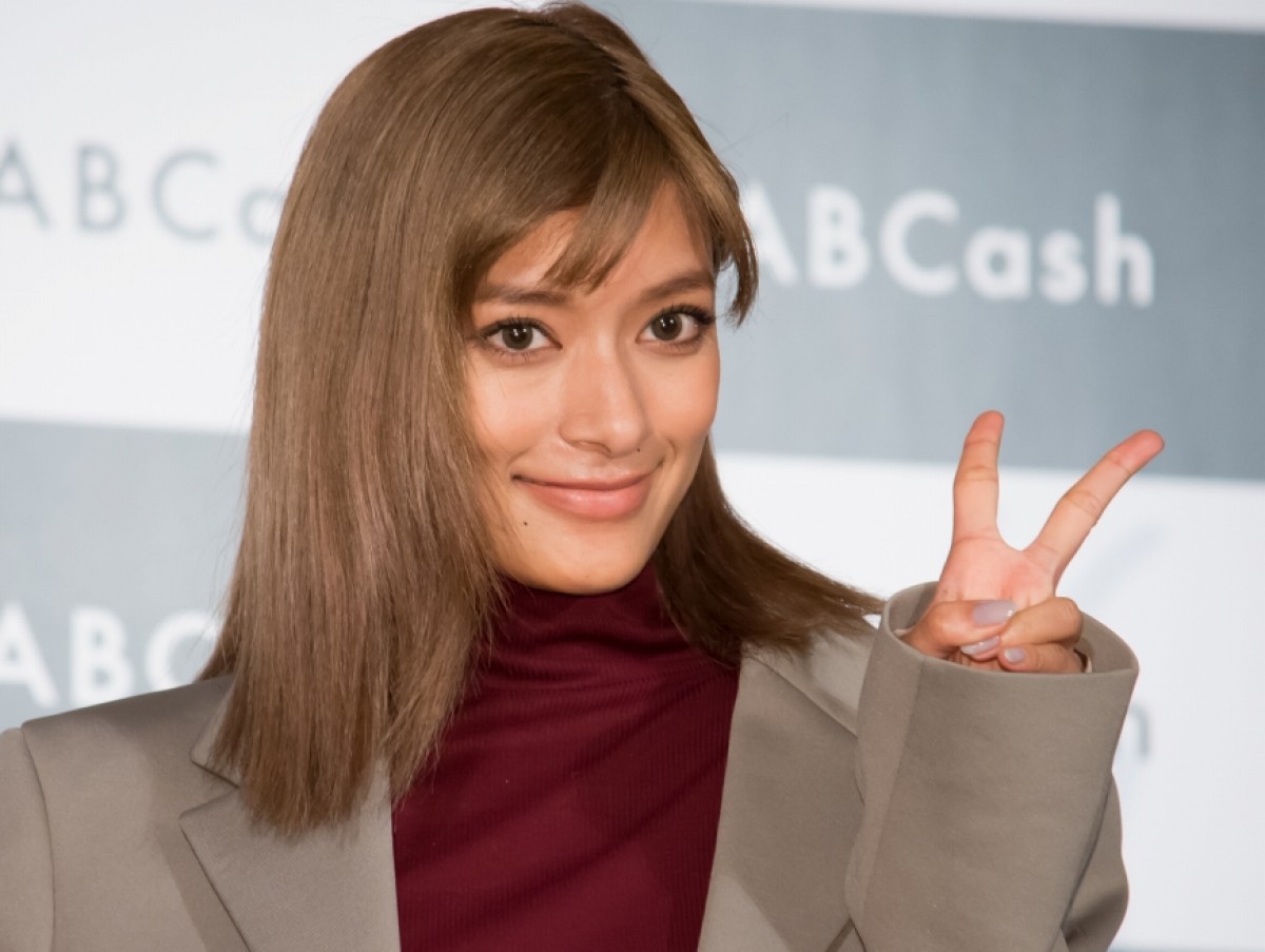 ローラ、引き締まった腹筋披露「スタイル良すぎ」と称賛の声