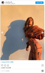 ローラ、スタイル抜群のへそ出しタンクトップ姿　スポーティな佇まい　※「ローラ」インスタグラム