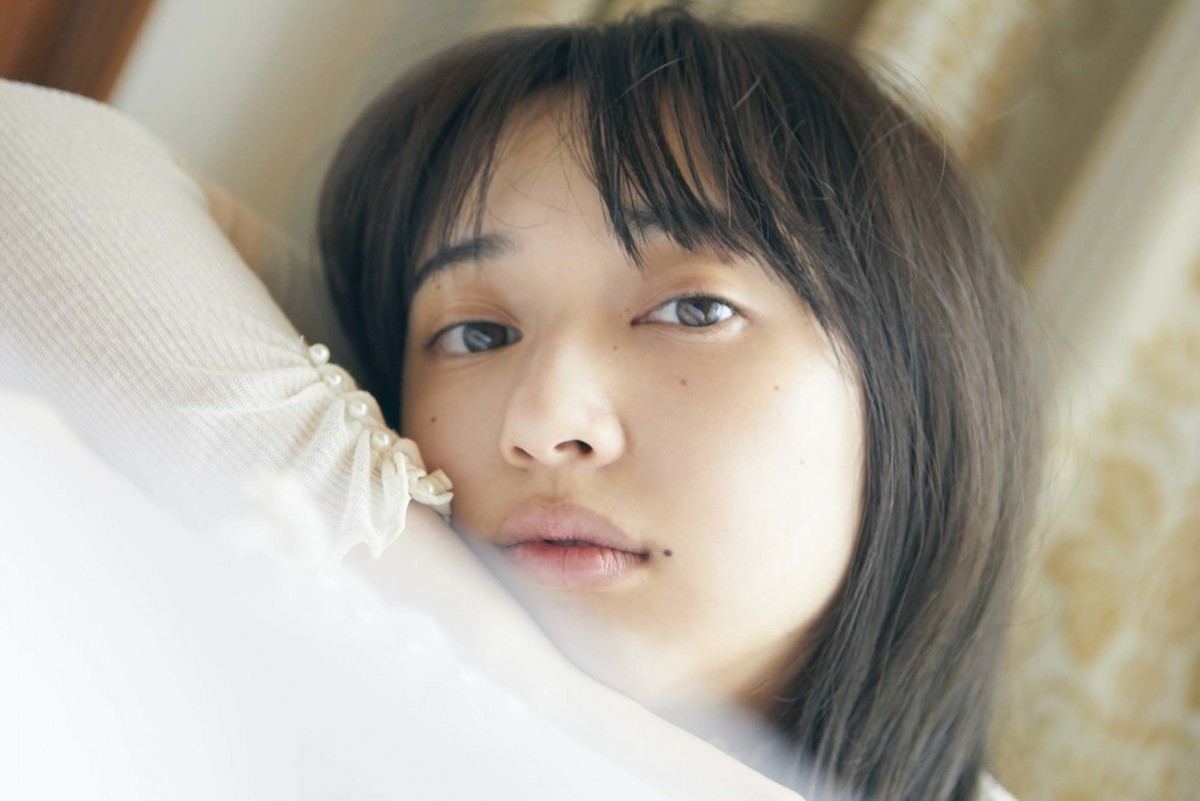 小宮有紗、寝起きすっぴん姿披露　デビュー10周年記念の初フォトスタイルブック発売