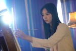 5週連続特別ドラマ『探偵・由利麟太郎』第1話にゲスト出演する新川優愛の場面写真