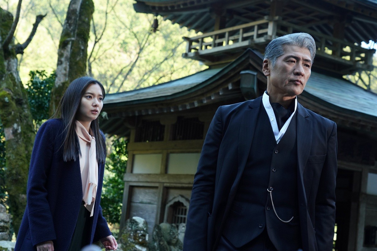 5週連続特別ドラマ『探偵・由利麟太郎』第1話場面写真(左から)ゲスト出演の新川優愛、主演の吉川晃司
