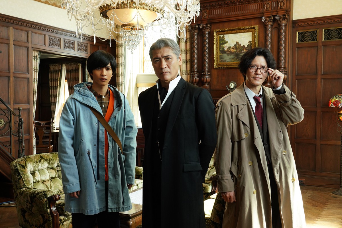 5週連続特別ドラマ『探偵・由利麟太郎』ビジュアル(左から)志尊淳、主演の吉川晃司、田辺誠一