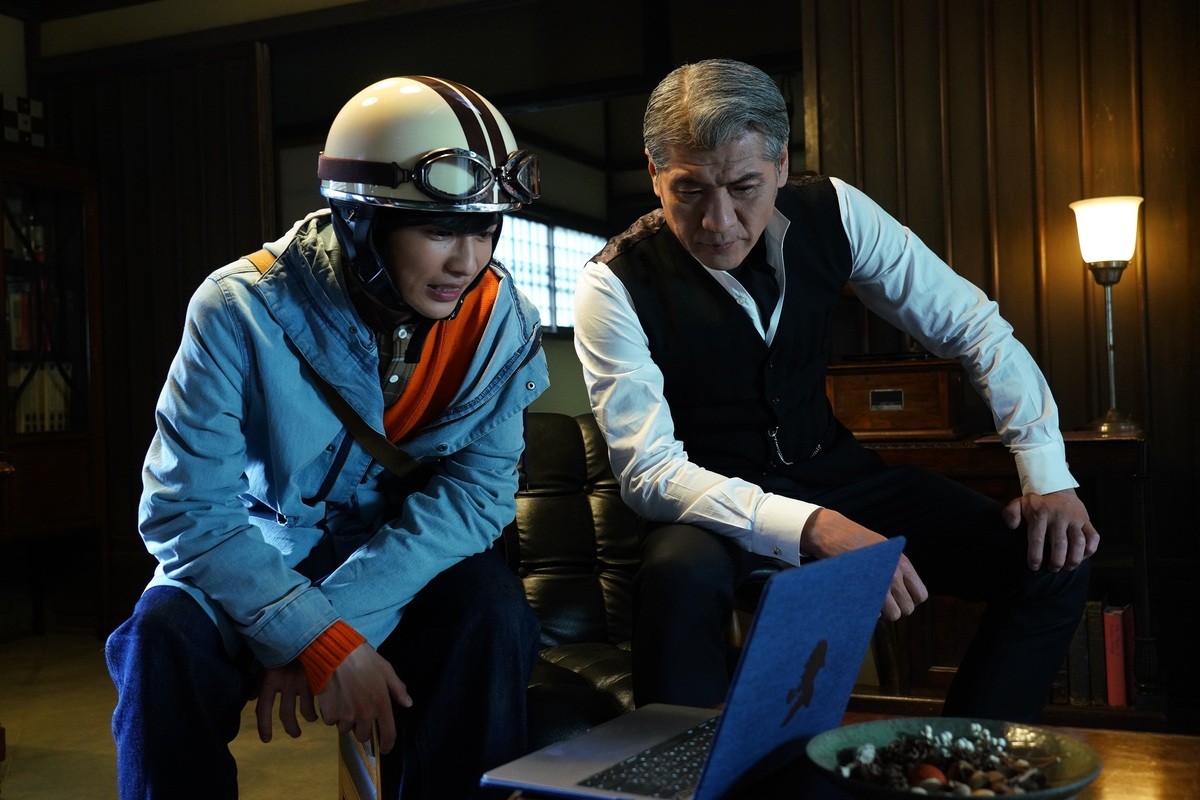 今夜スタート『探偵・由利麟太郎』 吉川晃司＆志尊淳、殺人予告メールが届き“ある場所”へ向かう