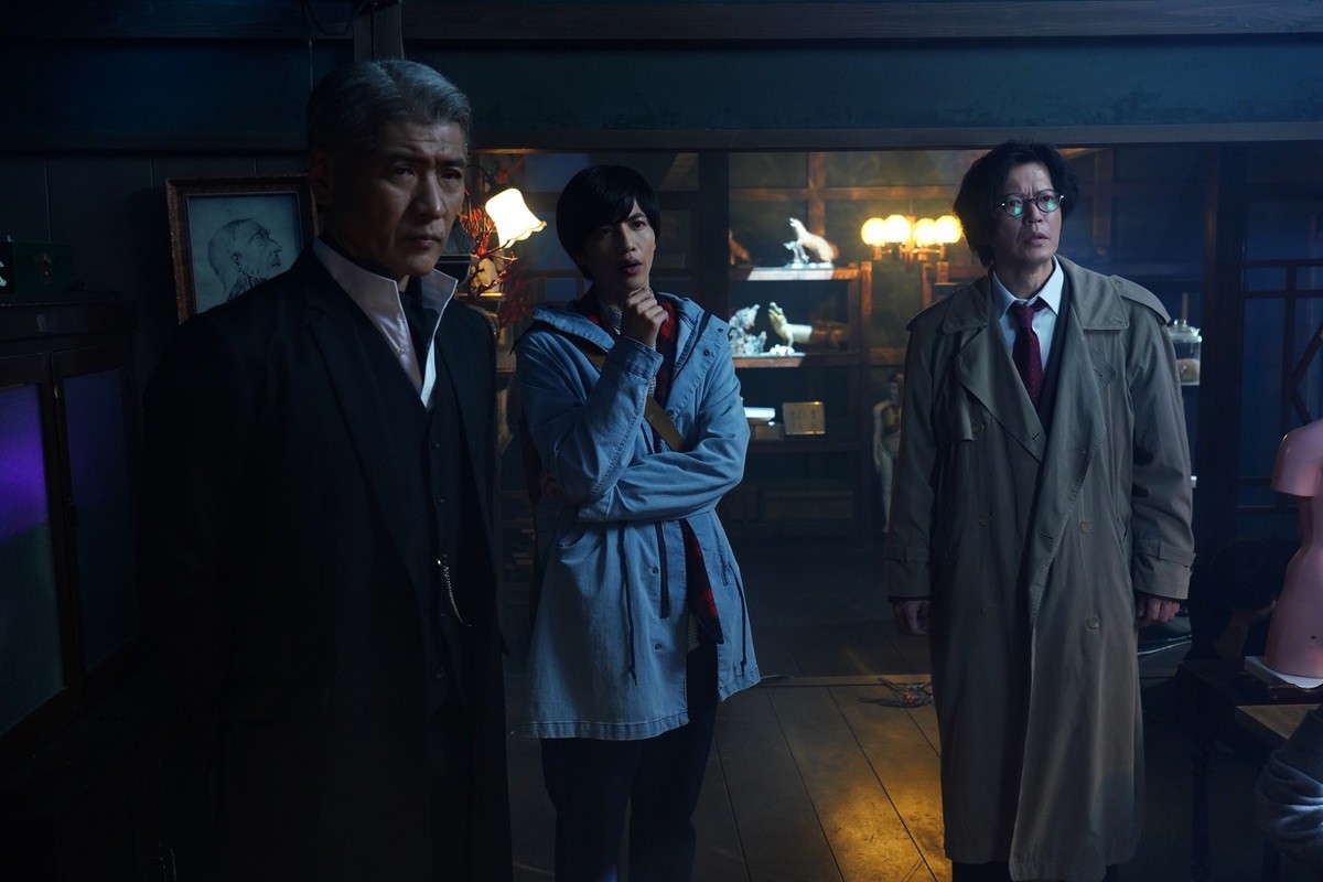 今夜スタート『探偵・由利麟太郎』 吉川晃司＆志尊淳、殺人予告メールが届き“ある場所”へ向かう