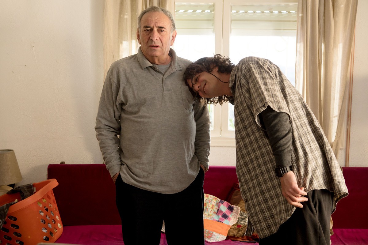 家族を捨てた父、発達障害のある息子が30年ぶりに同居　イスラエル映画『靴ひも』公開