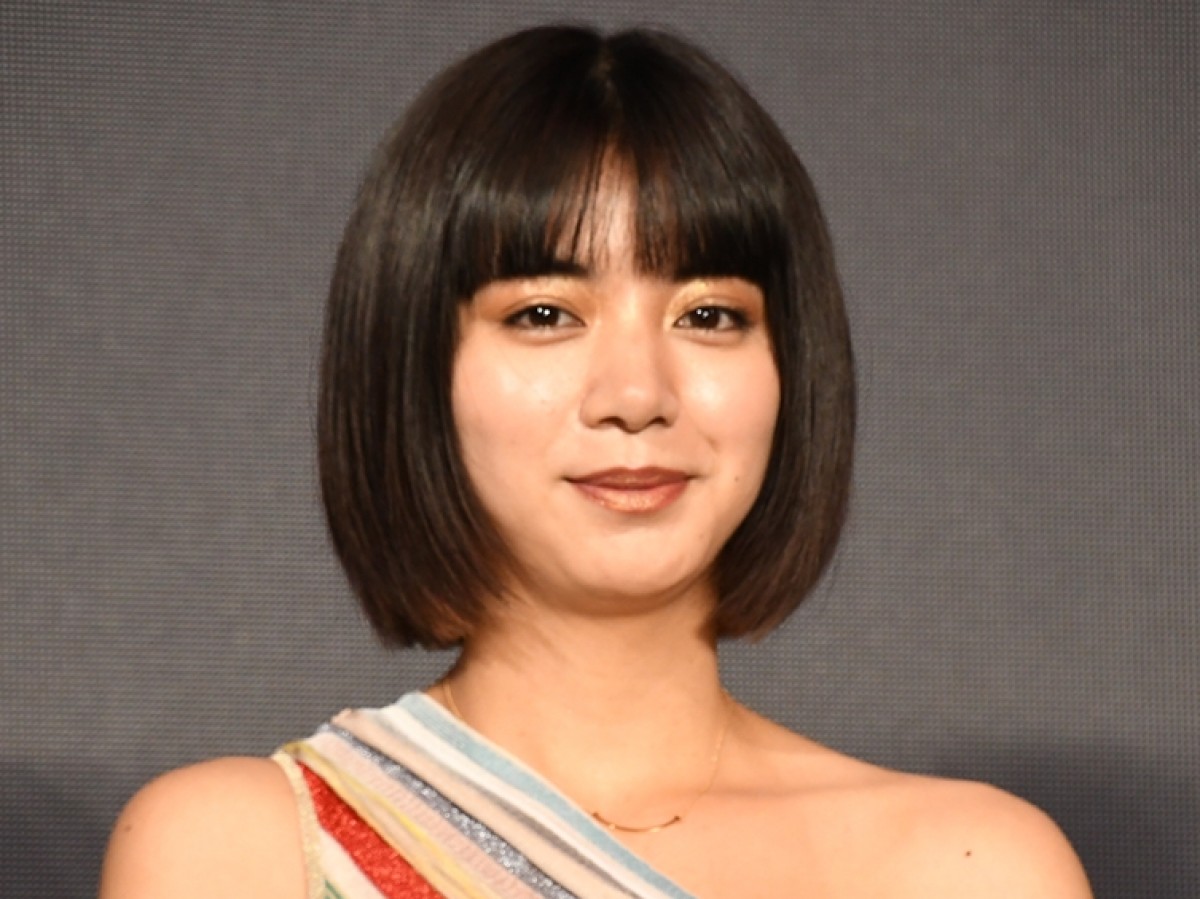 池田エライザ、美へそチラリの私服オフショットに絶賛の声「オシャレすぎる」