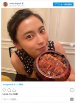 こじるり、うな重抱えてウットリ　※「小島瑠璃子」インスタグラム