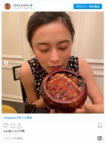 こじるり、うな重抱えてウットリ　※「小島瑠璃子」インスタグラム