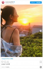 スザンヌ、夕日バックに“美背中”をあらわ　※「スザンヌ」インスタグラム　※「スザンヌ」インスタグラム