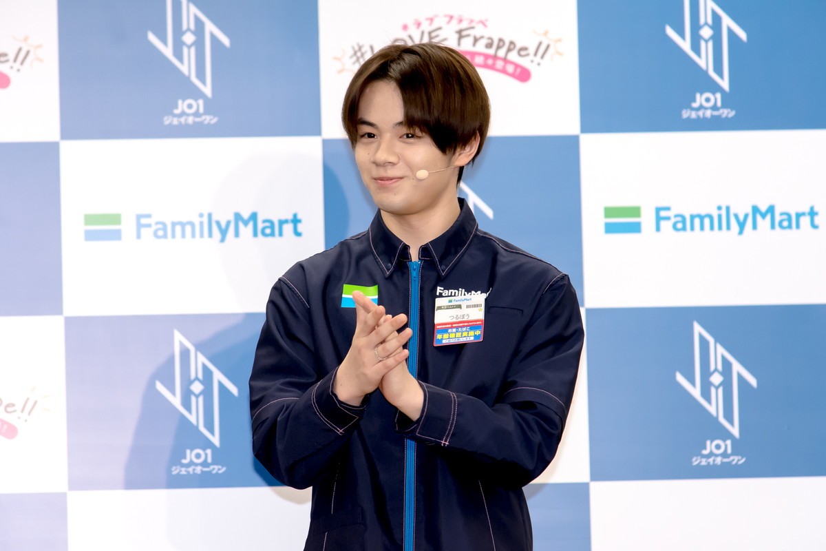 JO1・川西拓実、メンバーから誕生日をサプライズ祝福！ 1年分のフラッペに笑顔