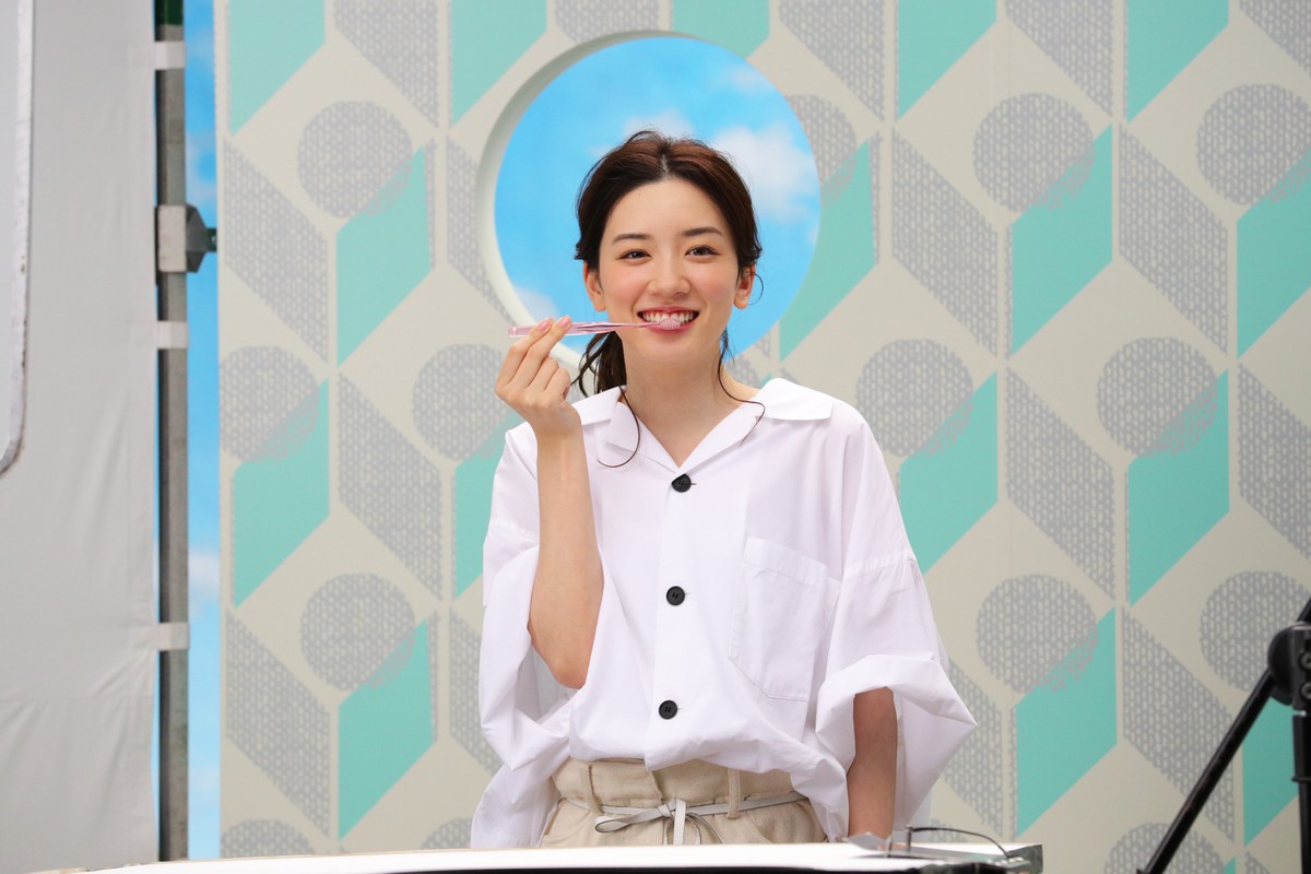 永野芽郁、笑顔で「でも大丈夫！」“前向きオーラ”全開ショットがかわいい
