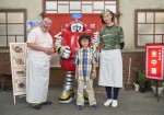 映画『がんばれいわ!!ロボコン』に出演する（左から）芋洗坂係長、ロボコン、屋鋪琥三郎、高橋ユウ