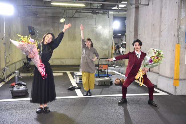 ドラマ『美食探偵 明智五郎』クランクアップを迎えた(左から)小池栄子、小芝風花、主演の中村倫也