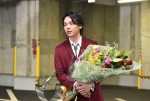 ドラマ『美食探偵 明智五郎』クランクアップを迎えた主演の中村倫也