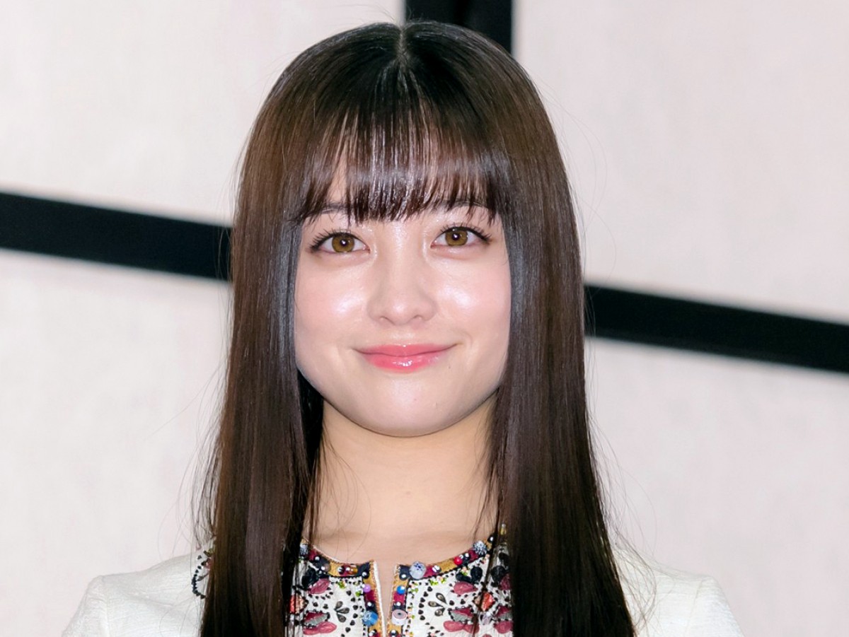 橋本環奈、ツインお団子ヘアがかわいい　手作りマスクを手にニッコリ