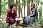 ドラマ『美食探偵 明智五郎』最終話での中村倫也と小池栄子の場面写真