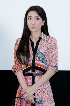 映画『いけいけ！バカオンナ～我が道を行け～』完成披露記者会見に登場した文音