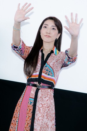 映画『いけいけ！バカオンナ～我が道を行け～』完成披露記者会見に登場した文音