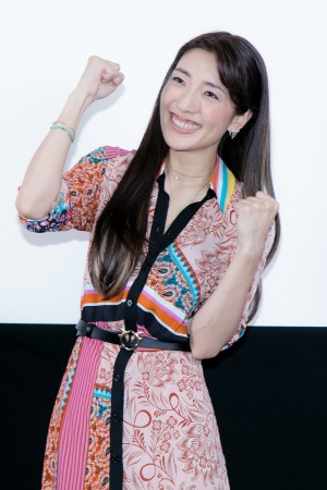 映画『いけいけ！バカオンナ～我が道を行け～』完成披露記者会見に登場した文音