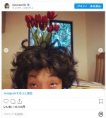 頭から花!?　※「安藤サクラ」インスタグラム