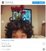 頭から花!?　※「安藤サクラ」インスタグラム