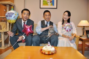 愛猫・ビビの9歳のバースデーを祝う（左から）塙宣之（ナイツ）、内藤剛志、床嶋佳子