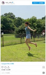 鷲見玲奈、ノースリーブにサンダル！ 夏らしいショット　※「鷲見玲奈」インスタグラム