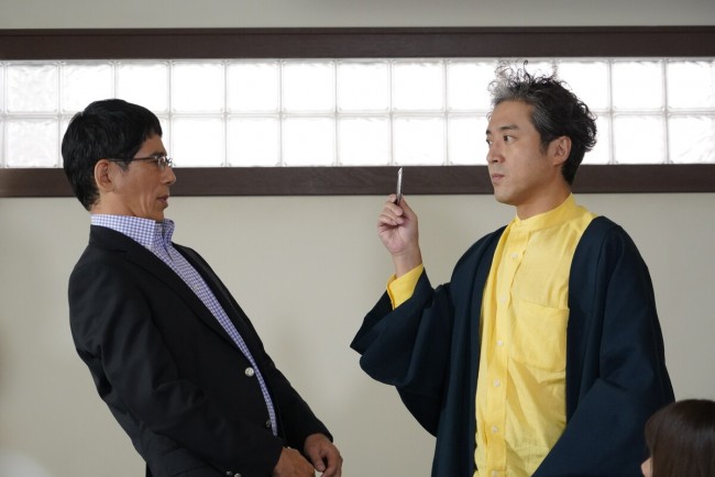 新日曜ドラマ『親バカ青春白書』場面写真(左から)野間口徹、主演のムロツヨシ