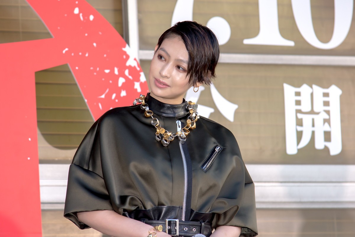 日南響子、主演映画『銃2020』は「開始0.01秒から最後の0.01秒までずっとクレイジー」