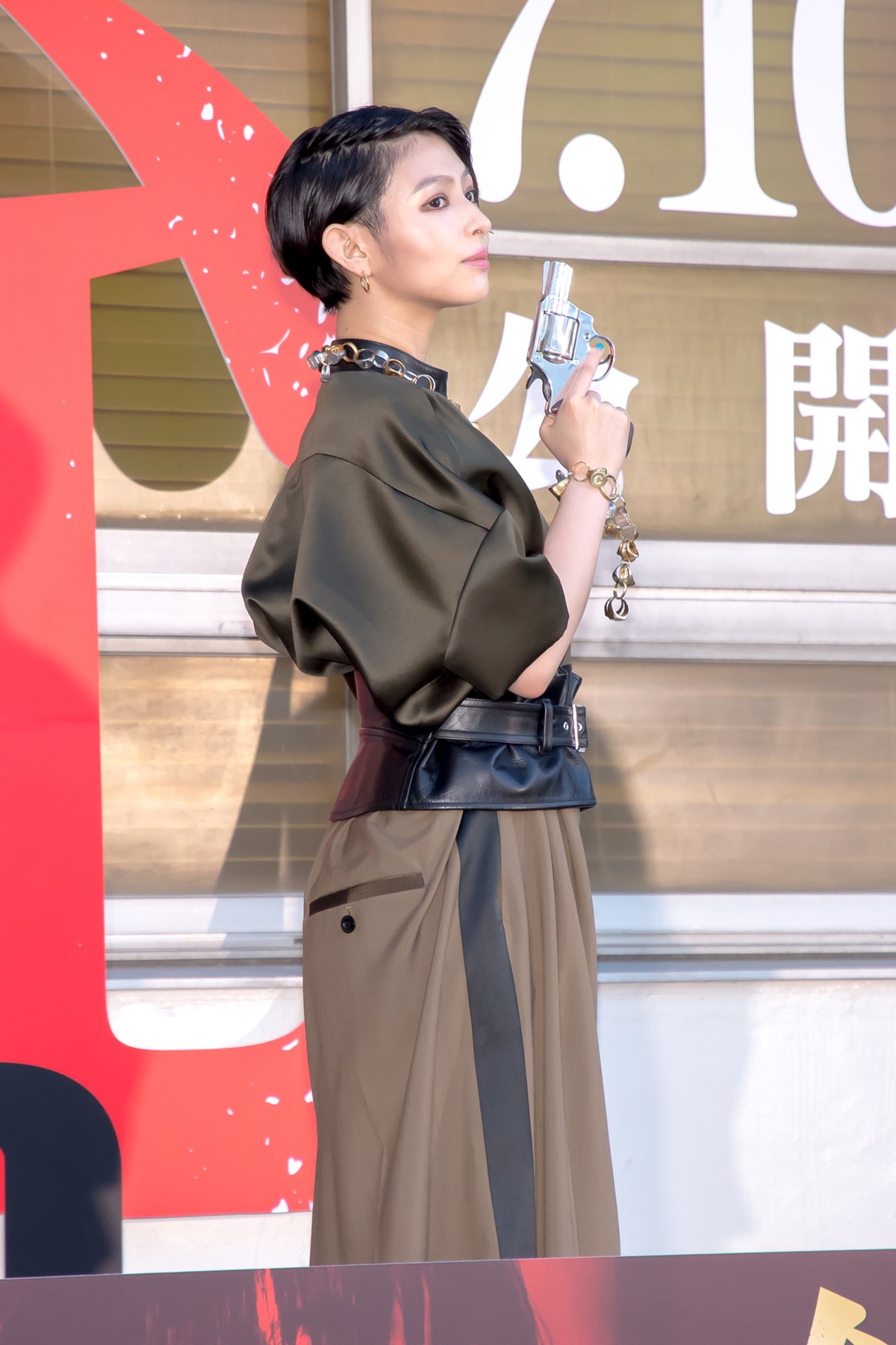 日南響子、主演映画『銃2020』は「開始0.01秒から最後の0.01秒までずっとクレイジー」