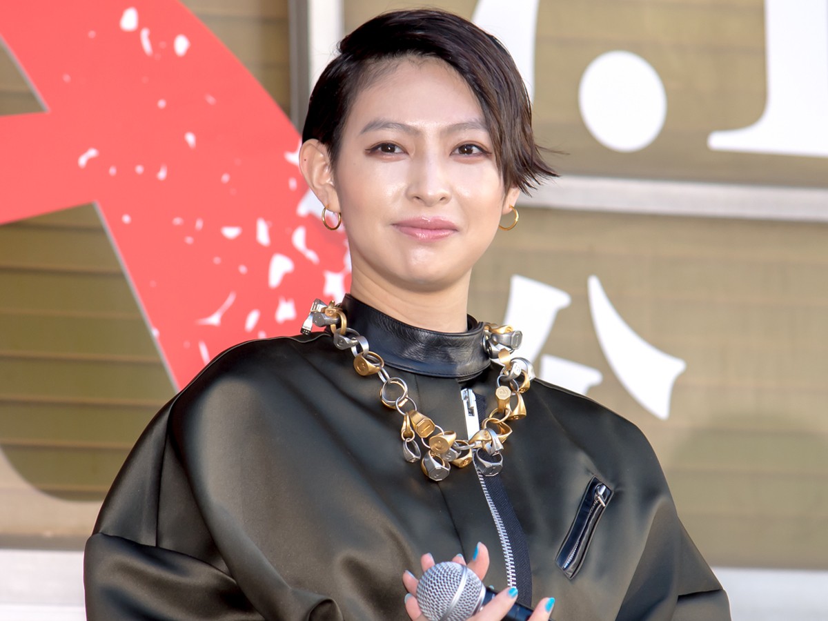 日南響子、主演映画『銃2020』は「開始0.01秒から最後の0.01秒までずっとクレイジー」