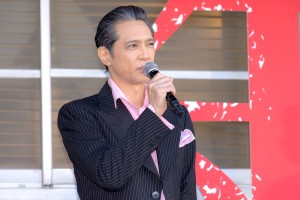 映画『銃2020』完成発表記者会見に登場した加藤雅也