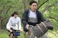 金曜ナイトドラマ『家政夫のミタゾノ』第5話場面写真（左から）松岡昌宏、袴田吉彦