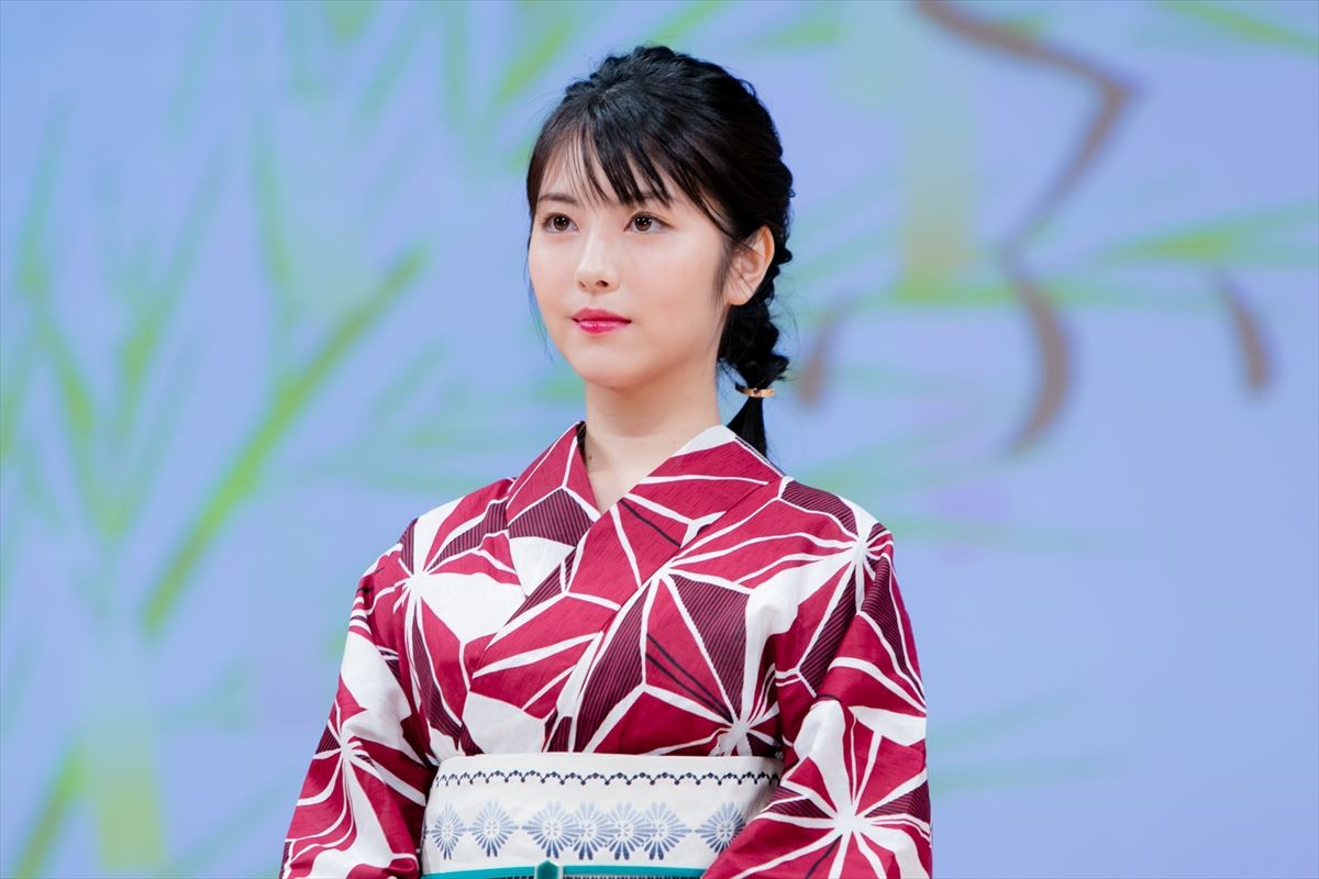 浜辺美波、初キスシーン振り返り北村匠海に感心「慣れてらっしゃるなって」
