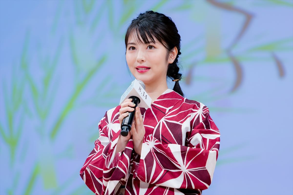 浜辺美波、初キスシーン振り返り北村匠海に感心「慣れてらっしゃるなって」