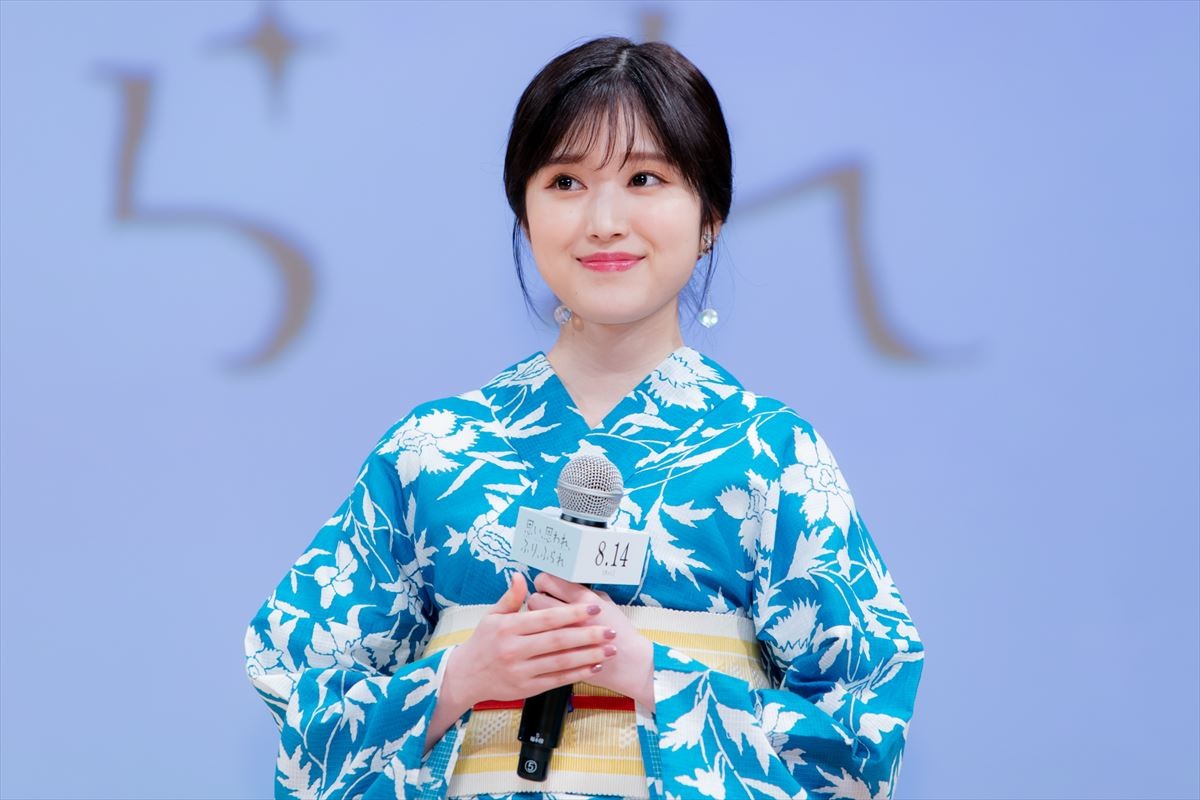浜辺美波、初キスシーン振り返り北村匠海に感心「慣れてらっしゃるなって」