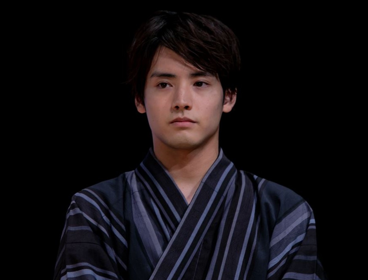 浜辺美波、初キスシーン振り返り北村匠海に感心「慣れてらっしゃるなって」