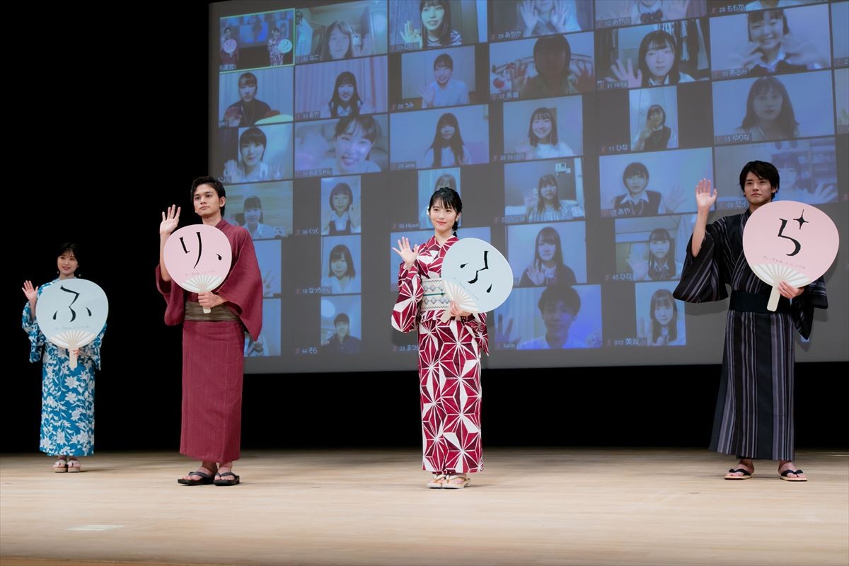 浜辺美波、初キスシーン振り返り北村匠海に感心「慣れてらっしゃるなって」
