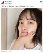 堀未央奈の“頬”つかみショット　※「乃木坂46」ツイッター