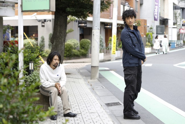 ドラマ『BG～身辺警護人～』第4話にゲスト出演した岡田義徳（左）