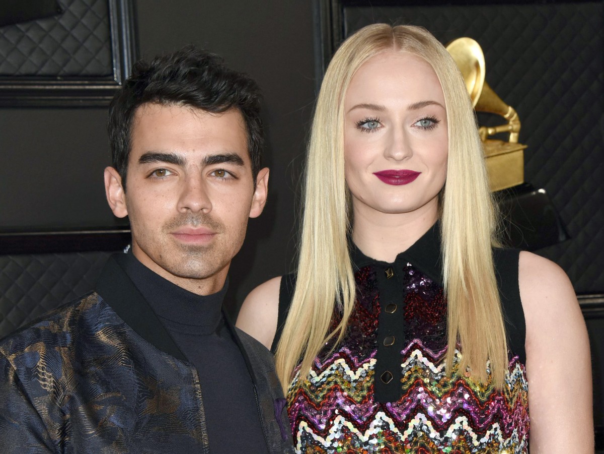 (左から)ジョー・ジョナス、ソフィー・ターナー