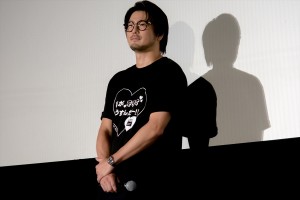 映画『私がモテてどうすんだ』公開記念舞台あいさつに登場した平沼紀久監督