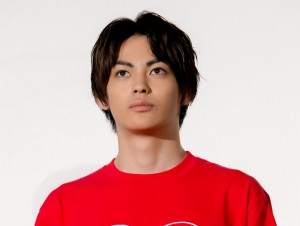 映画『私がモテてどうすんだ』公開記念舞台あいさつに登場した神尾楓珠