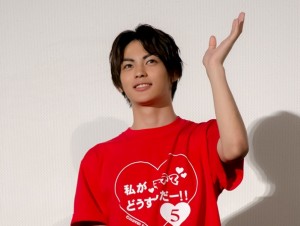 映画『私がモテてどうすんだ』公開記念舞台あいさつに登場した神尾楓珠