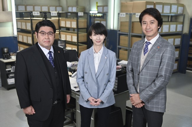 木曜ドラマ『未解決の女　警視庁文書捜査官』Season2に出演する（左から）皆川猿時、波瑠、谷原章介