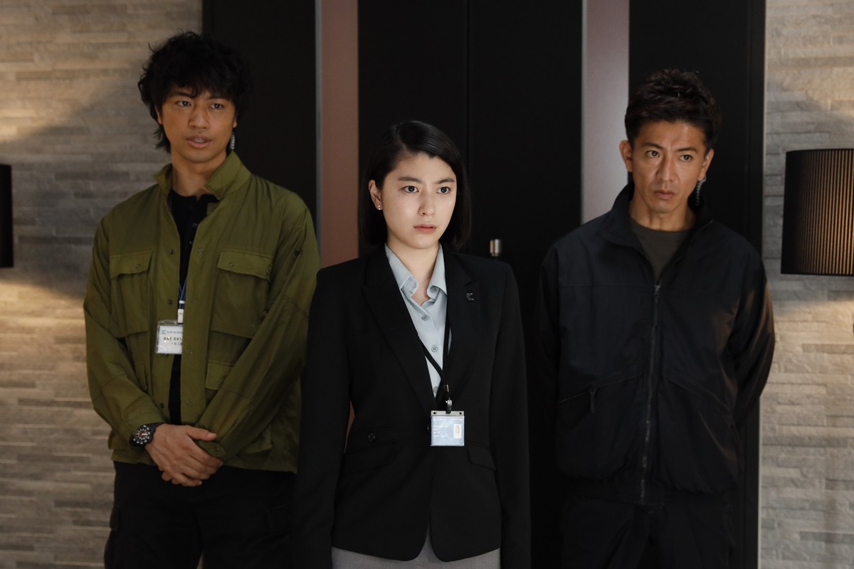 『BG~身辺警護人~』第5話での(左から)斎藤工、ゲストの成海璃子、木村拓哉